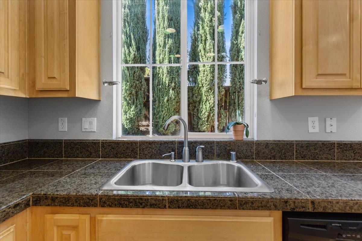 20855 Grapevine Dr, Patterson, CA 95363