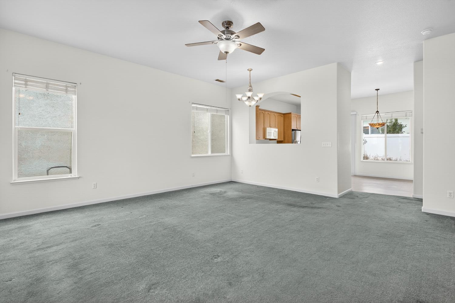 132 Woods Creek Dr, Oakdale, CA 95361