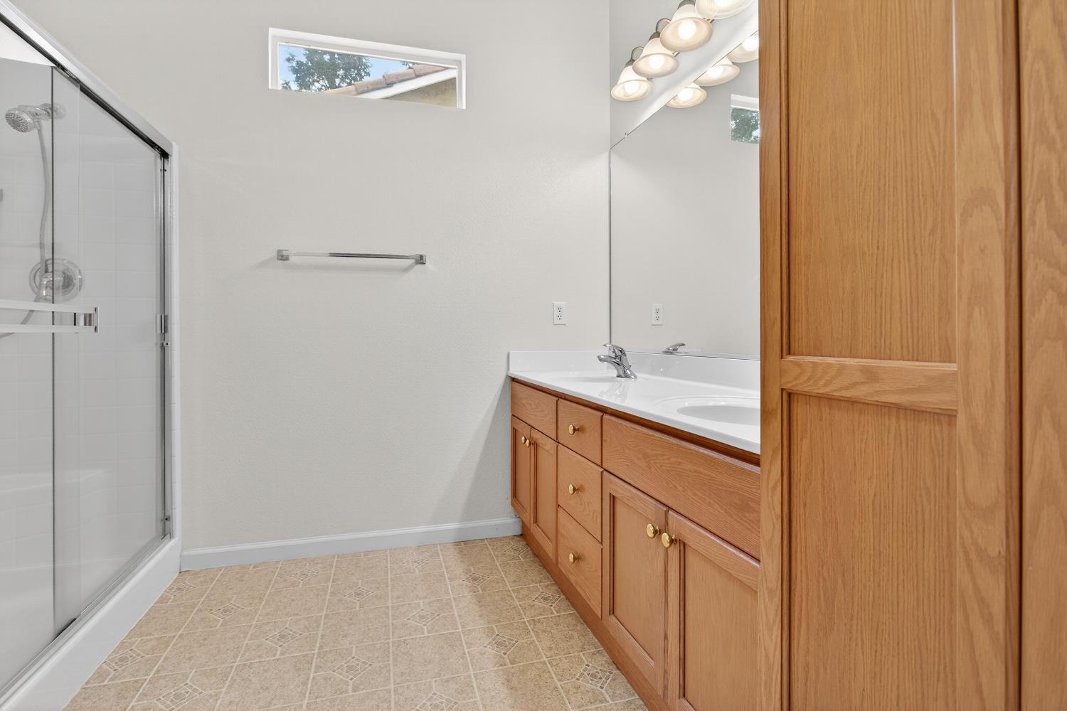 132 Woods Creek Dr, Oakdale, CA 95361