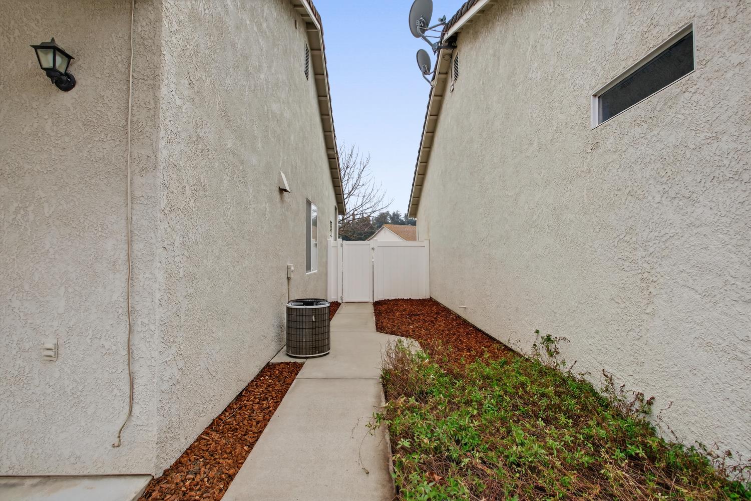 132 Woods Creek Dr, Oakdale, CA 95361