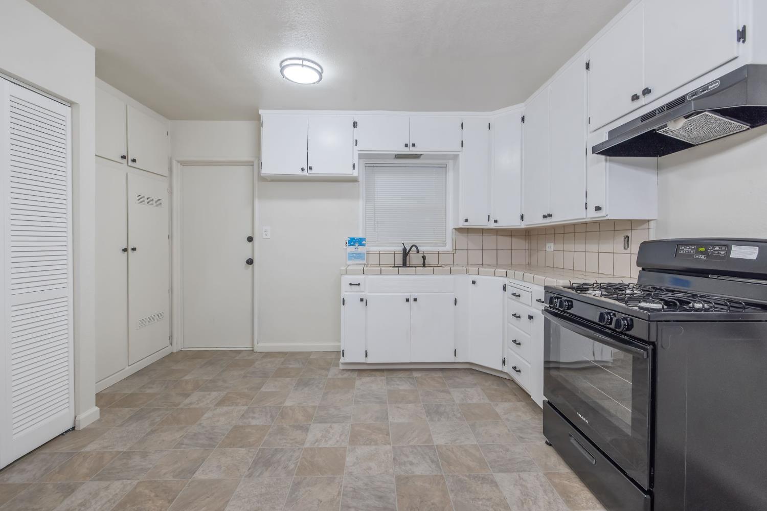 980 E Apricot Ave, Tulare, CA 93274