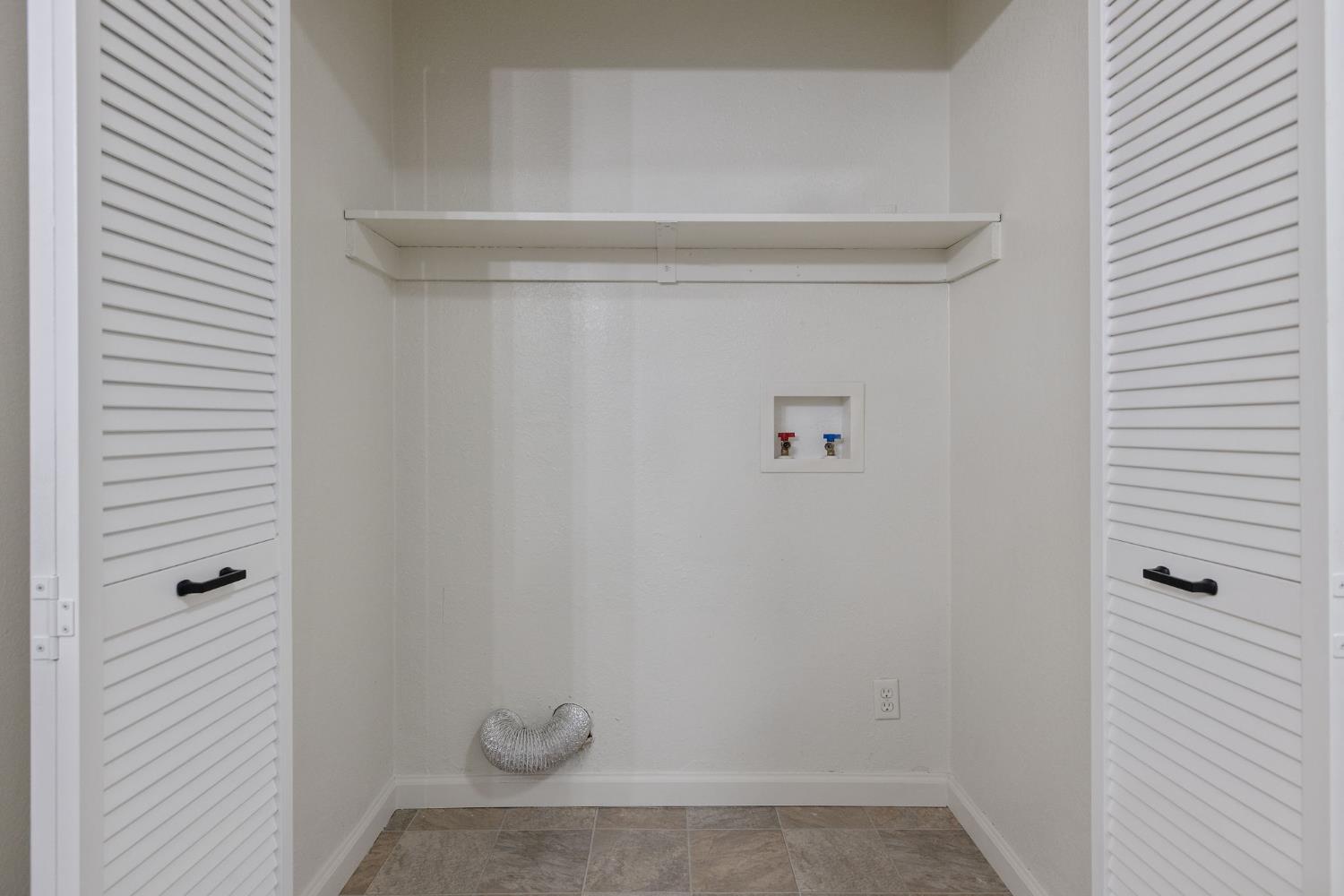 980 E Apricot Ave, Tulare, CA 93274