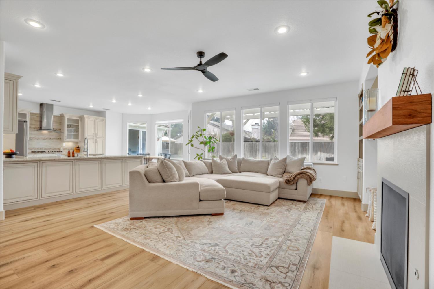 3229 Sundance Lake Dr, Modesto, CA 95355