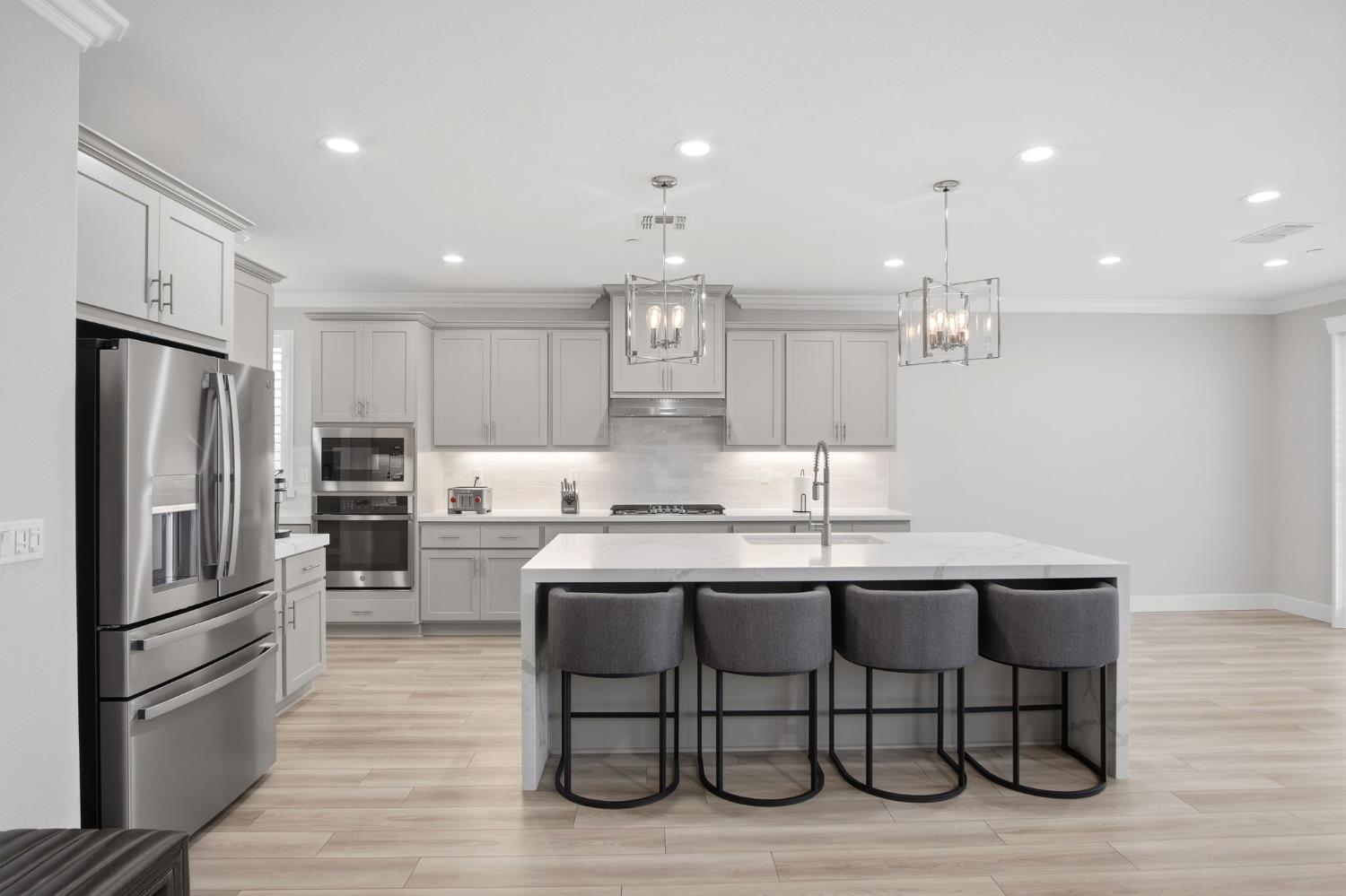 2131 Satinleaf Dr, Riverbank, CA 95367