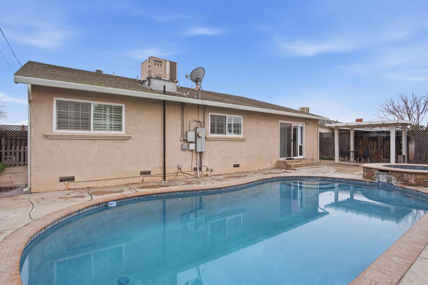 2345 Tokay Ave, Turlock, CA 95380