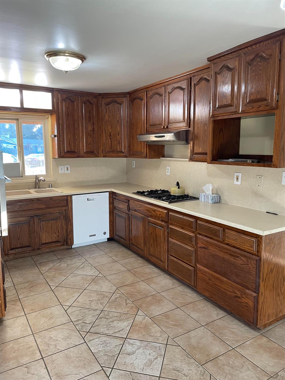 2113 Milford Ln, Modesto, CA 95355