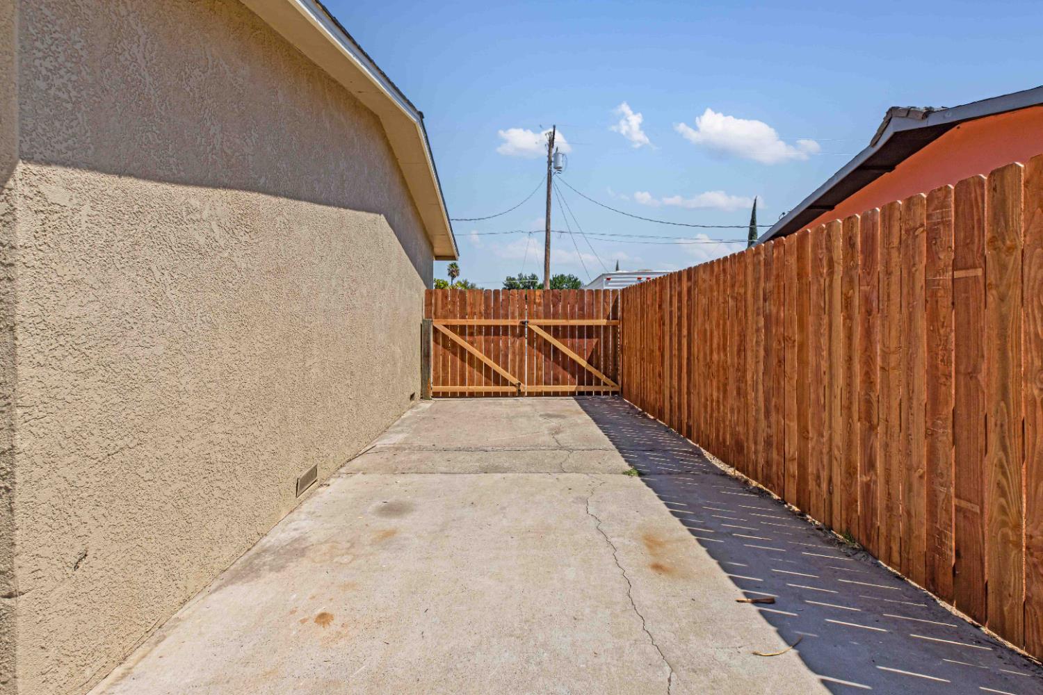 1320 Aurora St, Modesto, CA 95351