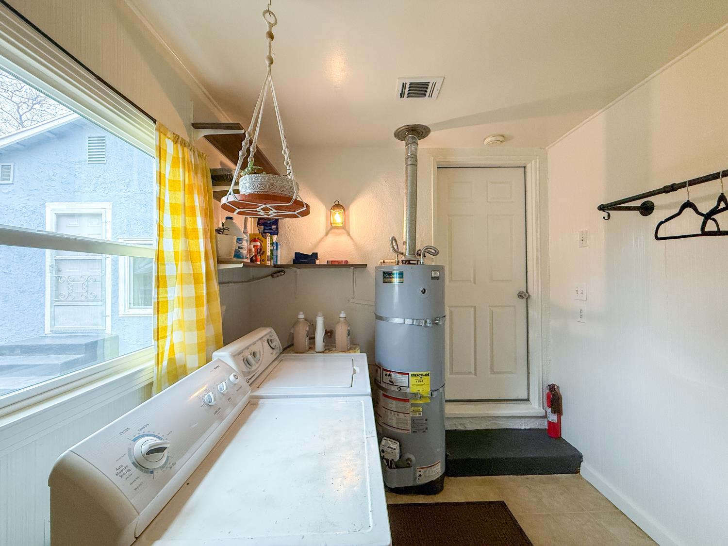 674 Wallis Ave, Gustine, CA 95322