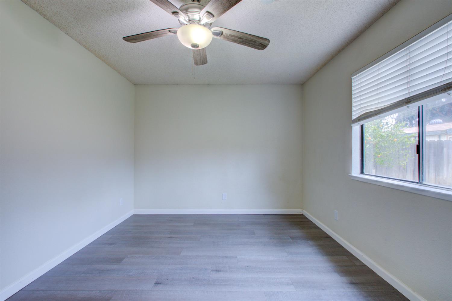 411 N santa monica, Los Banos, CA 93635