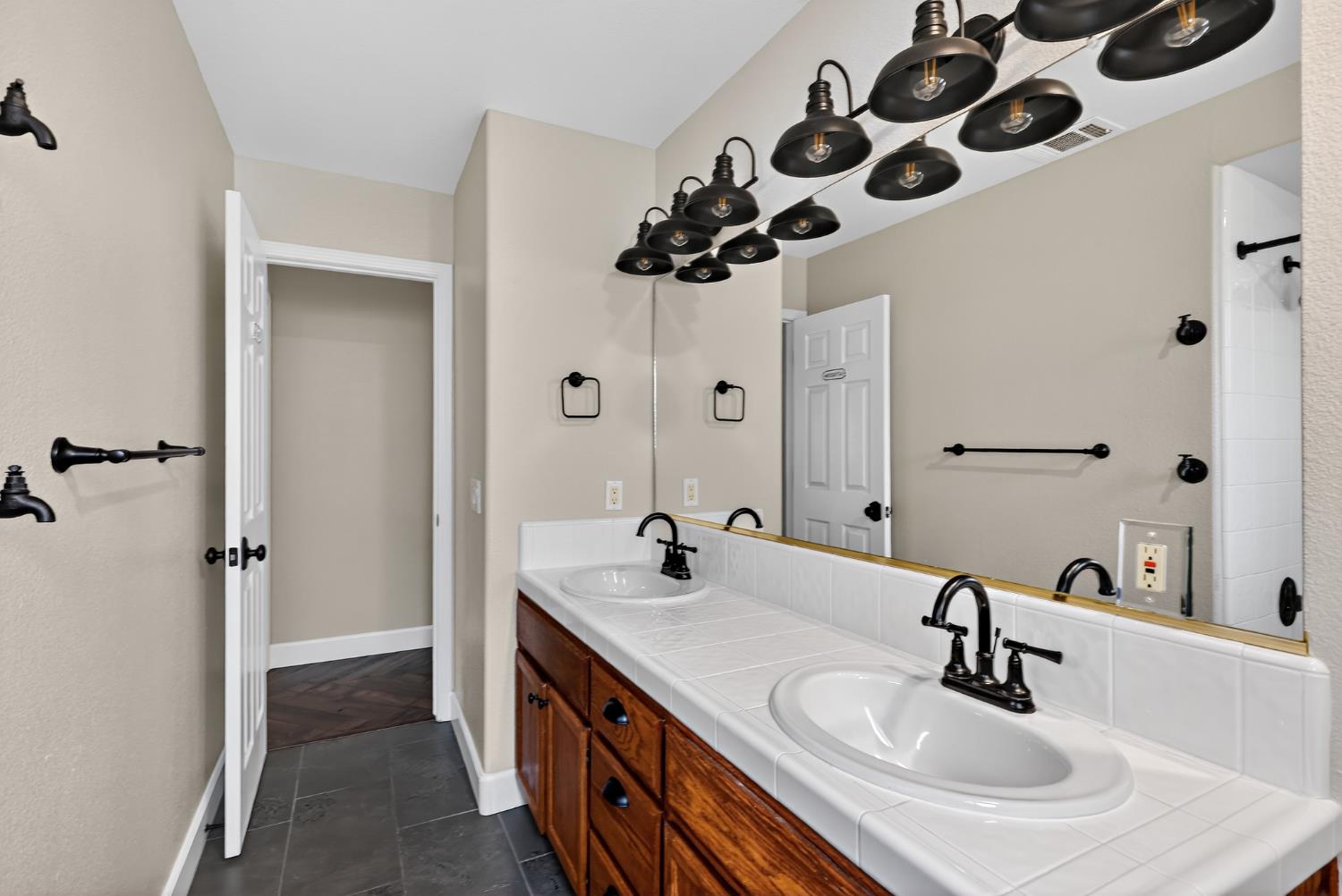 724 Robin Dr, Merced, CA 95340