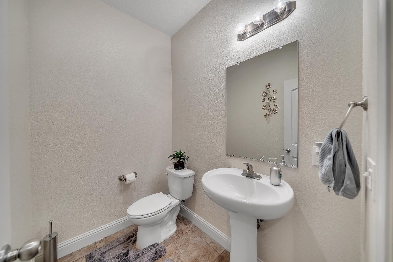 1910 Southport Ave, Livingston, CA 95334