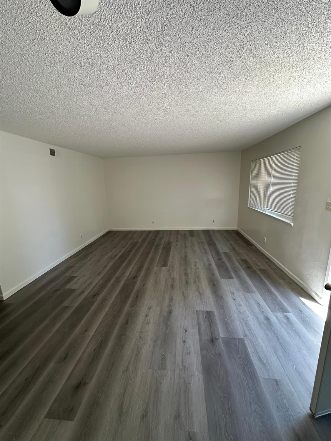 2137 1-4 Chrysler Dr, Modesto, CA 95350