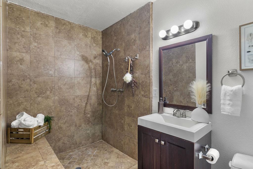 5801 Pleasant Valley Rd, Oakdale, CA 95361