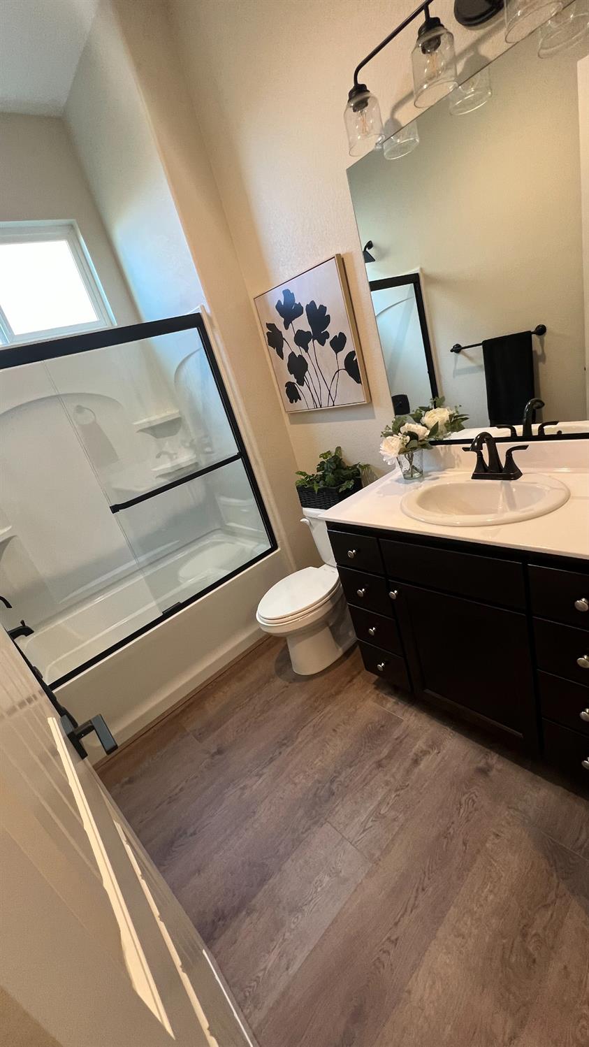 1030 Meadowlands Dr, Oakdale, CA 95361