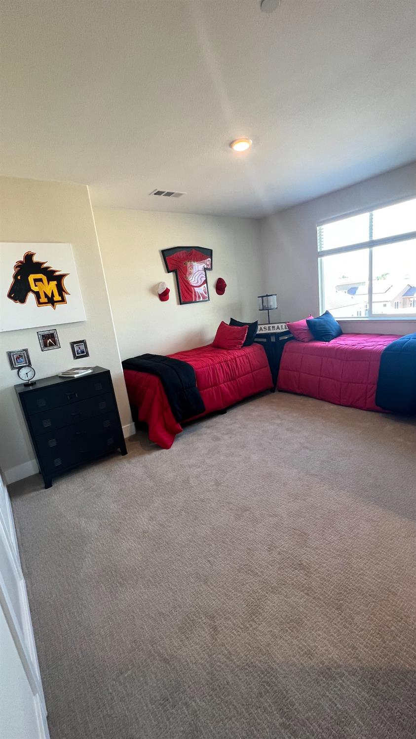 1030 Meadowlands Dr, Oakdale, CA 95361