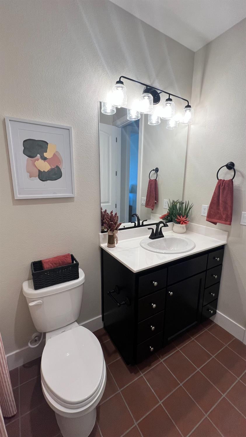 1030 Meadowlands Dr, Oakdale, CA 95361