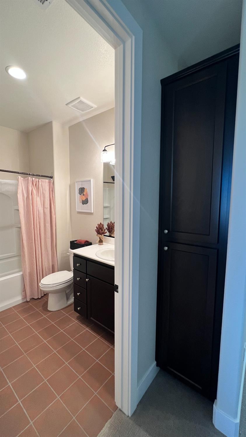 1030 Meadowlands Dr, Oakdale, CA 95361