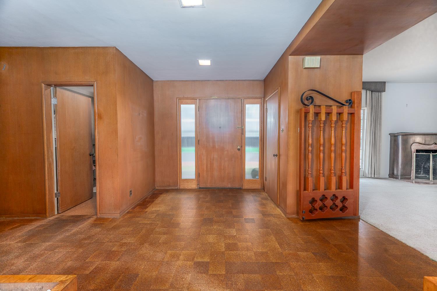 206 Meadow Ln, Modesto, CA 95351