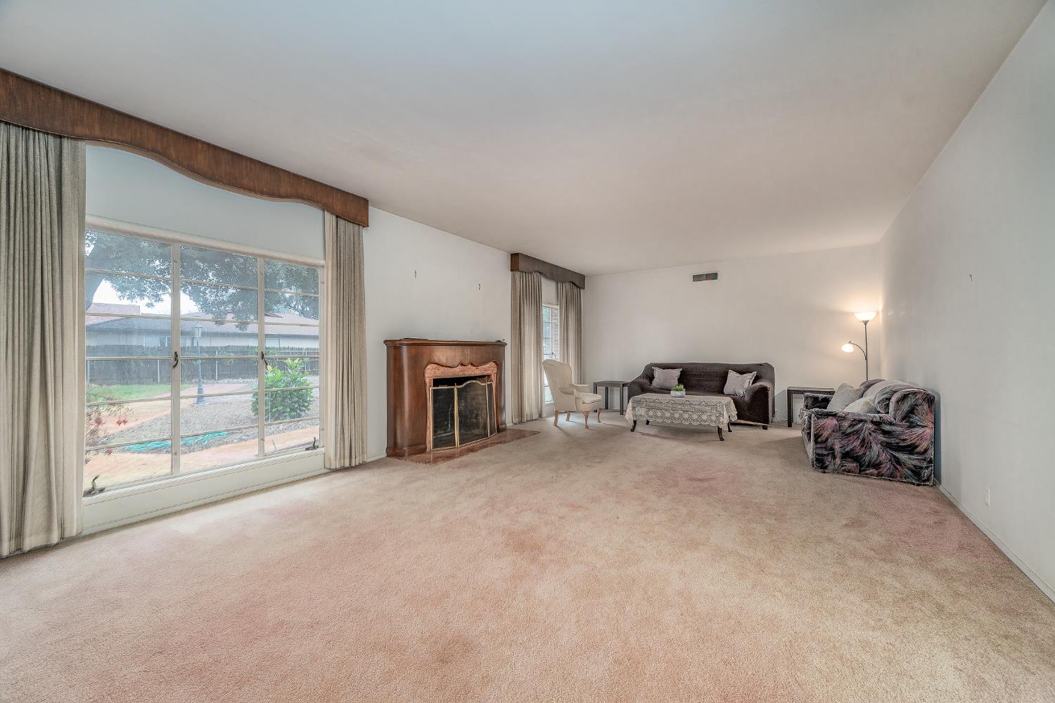 206 Meadow Ln, Modesto, CA 95351