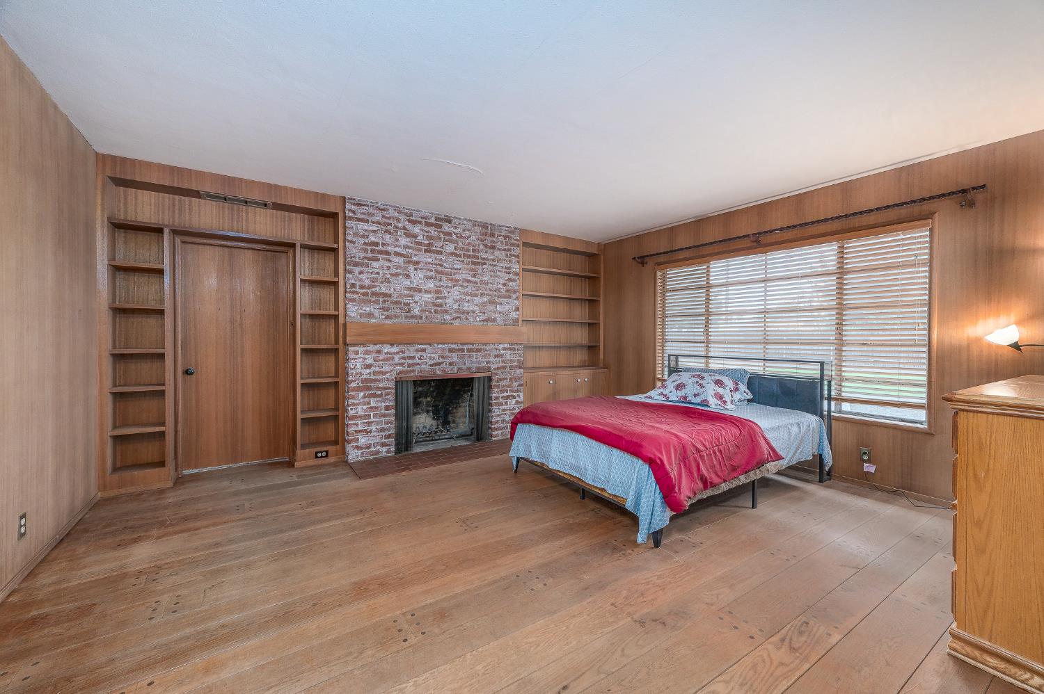 206 Meadow Ln, Modesto, CA 95351