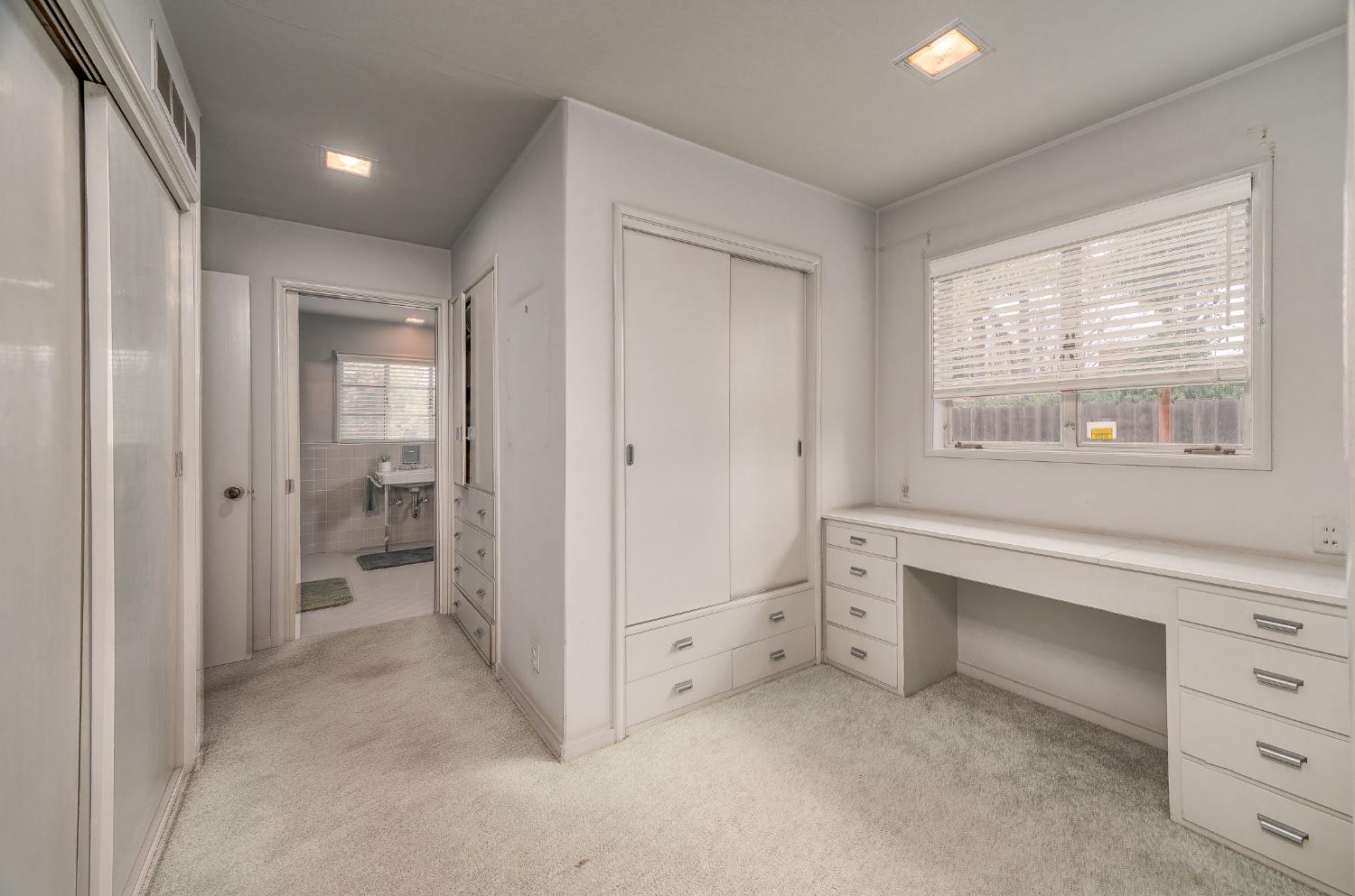 206 Meadow Ln, Modesto, CA 95351