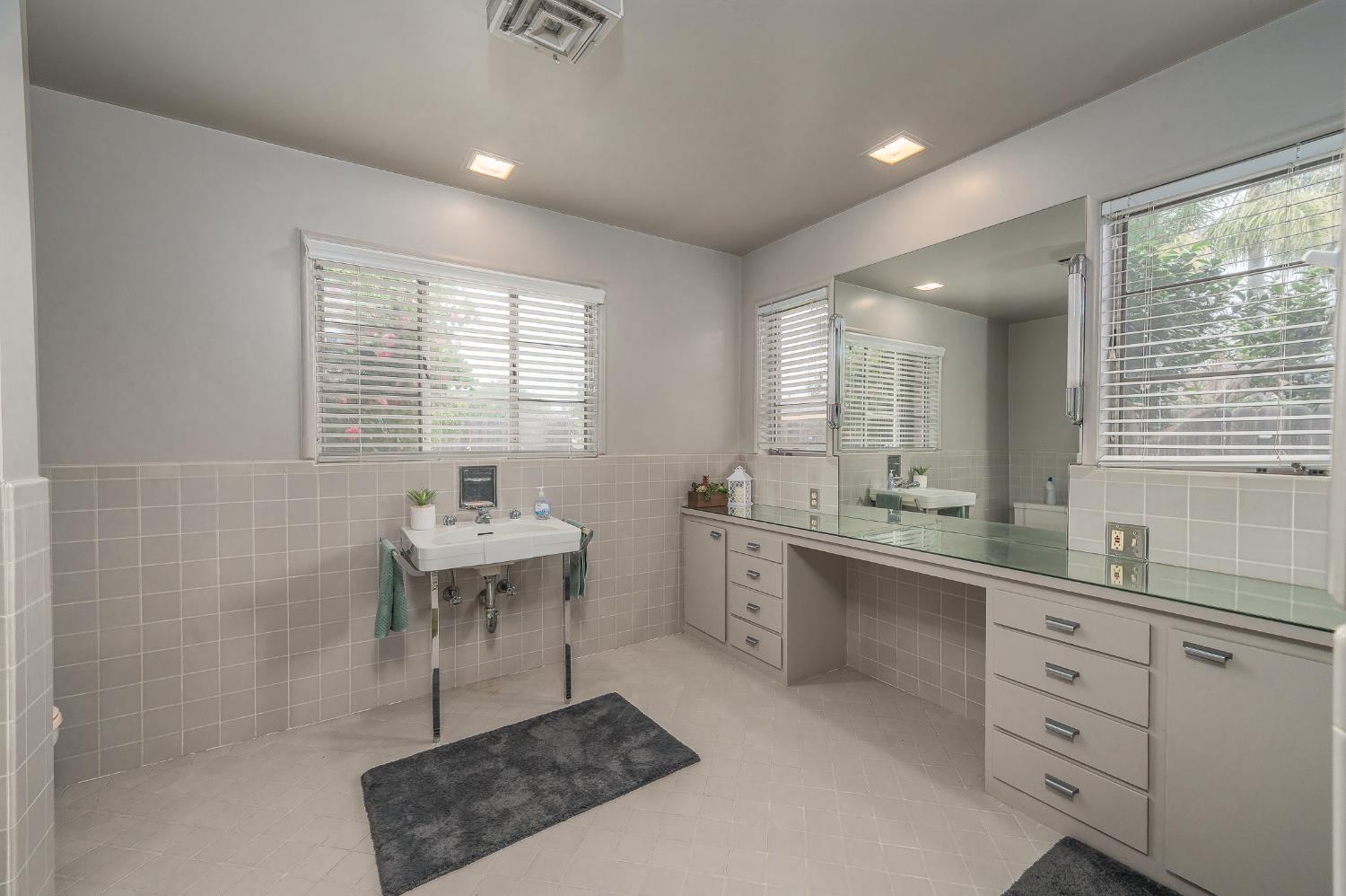 206 Meadow Ln, Modesto, CA 95351