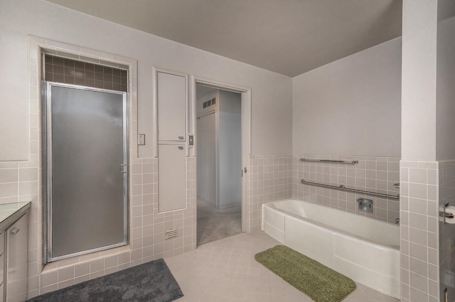 206 Meadow Ln, Modesto, CA 95351