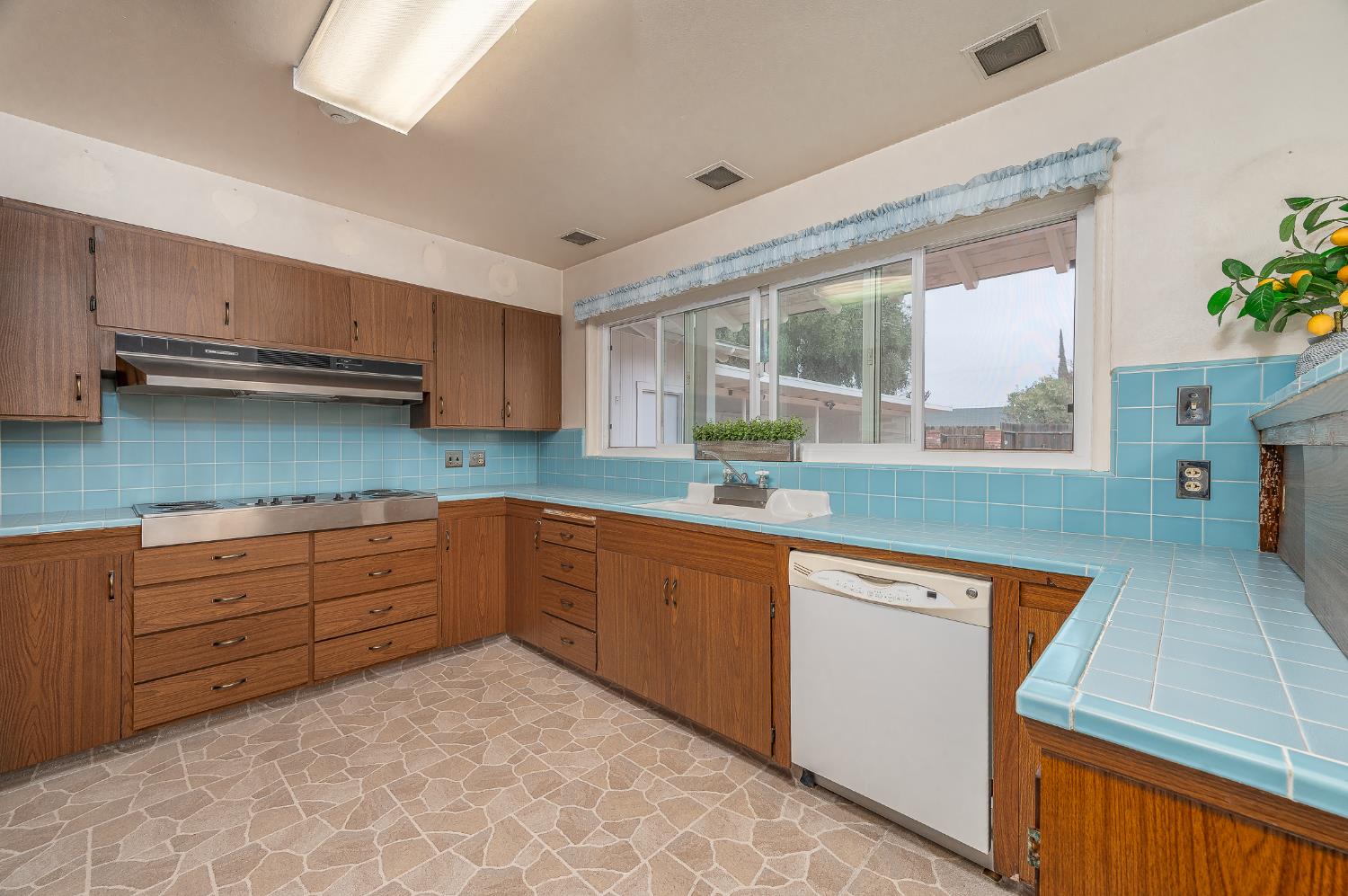 206 Meadow Ln, Modesto, CA 95351