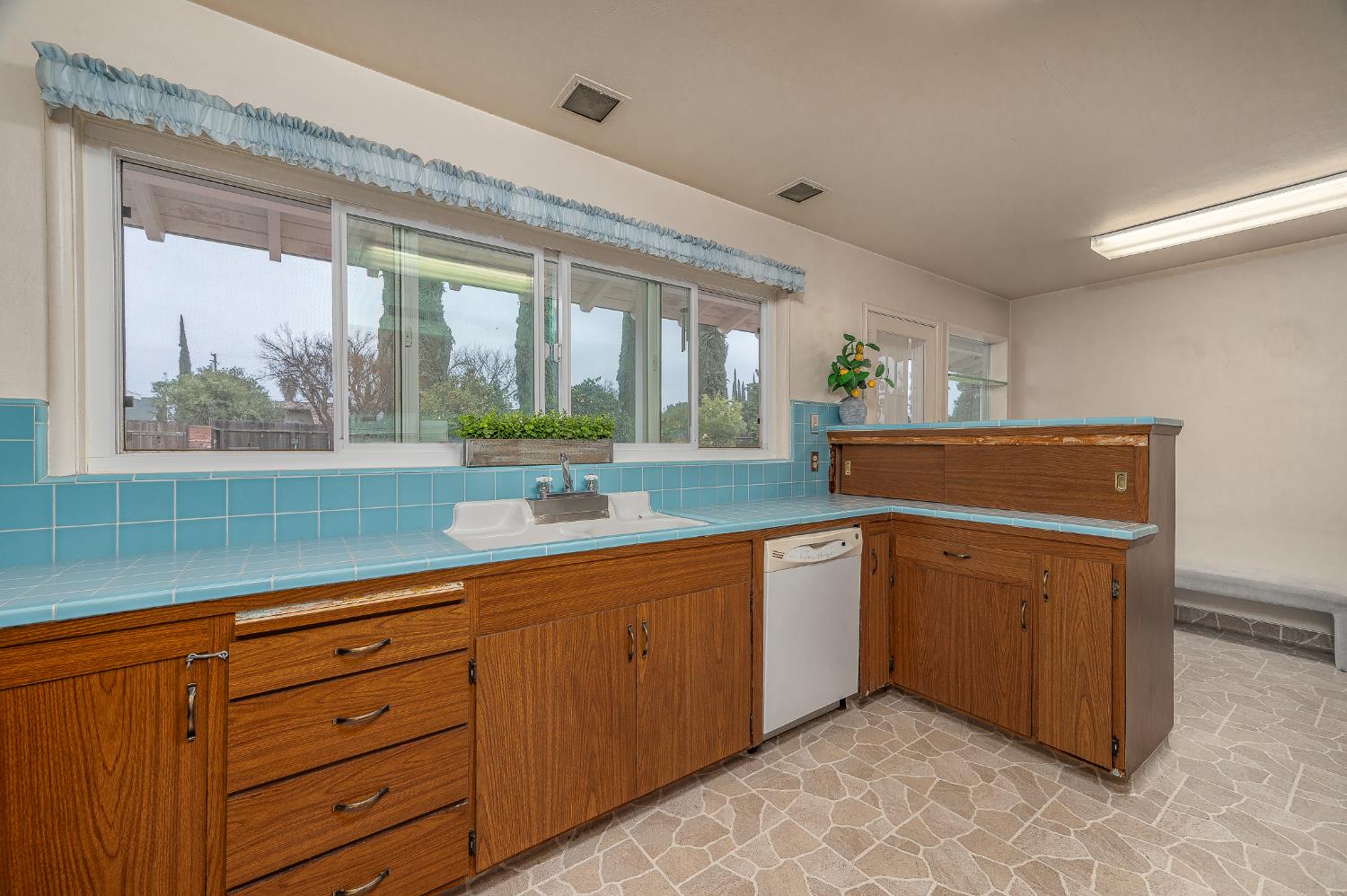 206 Meadow Ln, Modesto, CA 95351