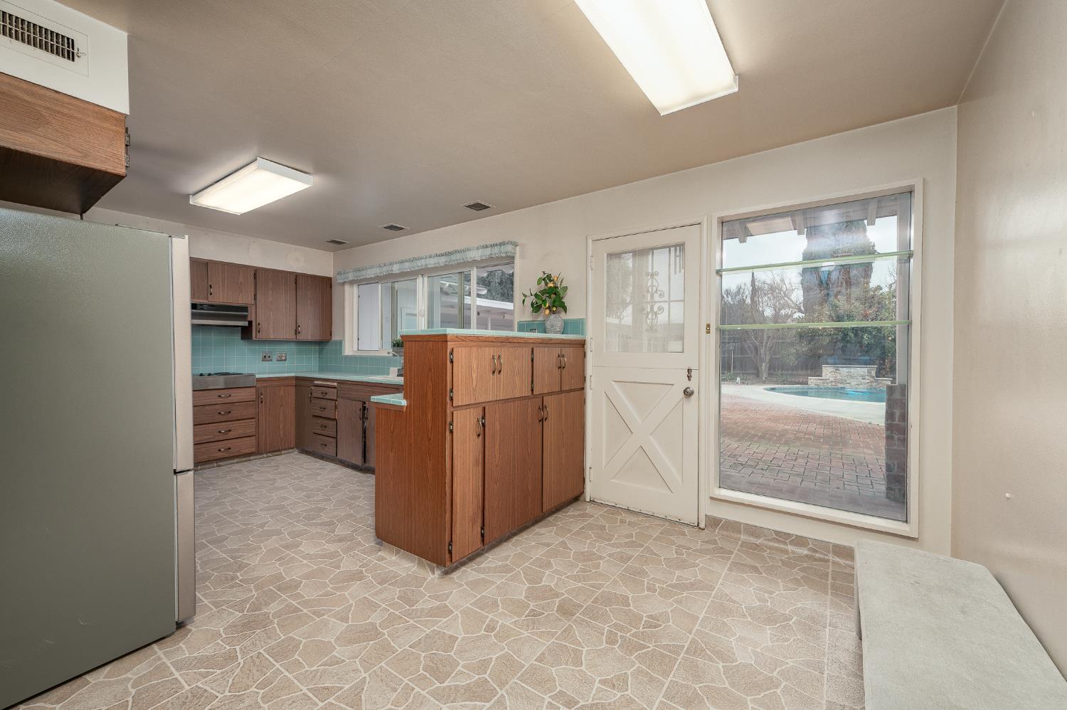 206 Meadow Ln, Modesto, CA 95351