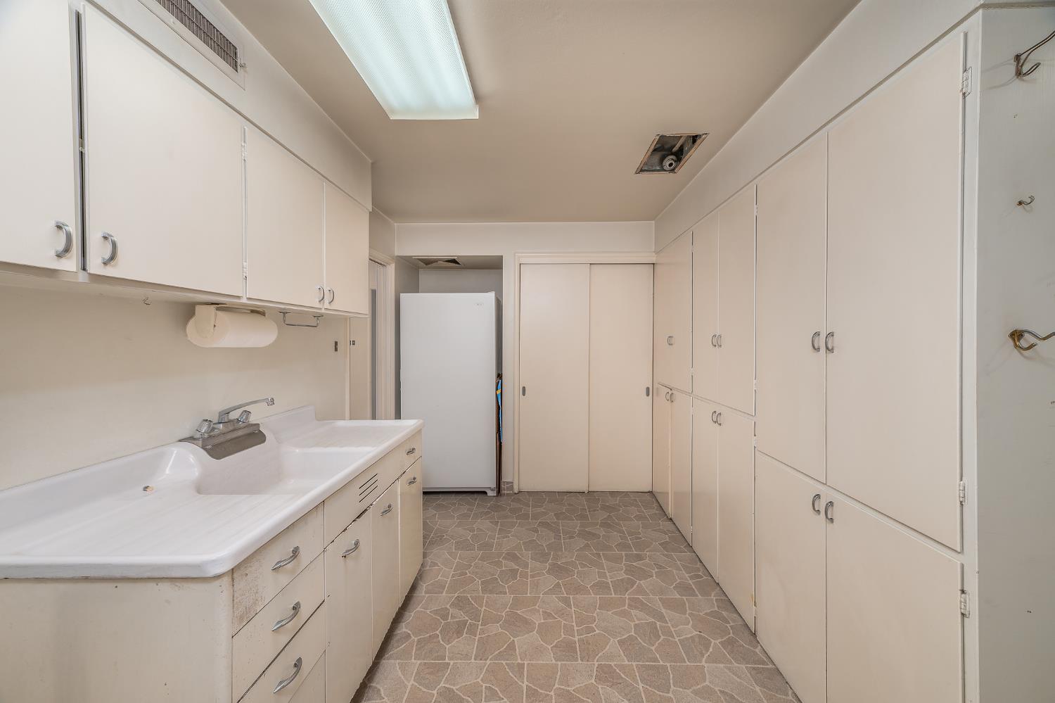 206 Meadow Ln, Modesto, CA 95351