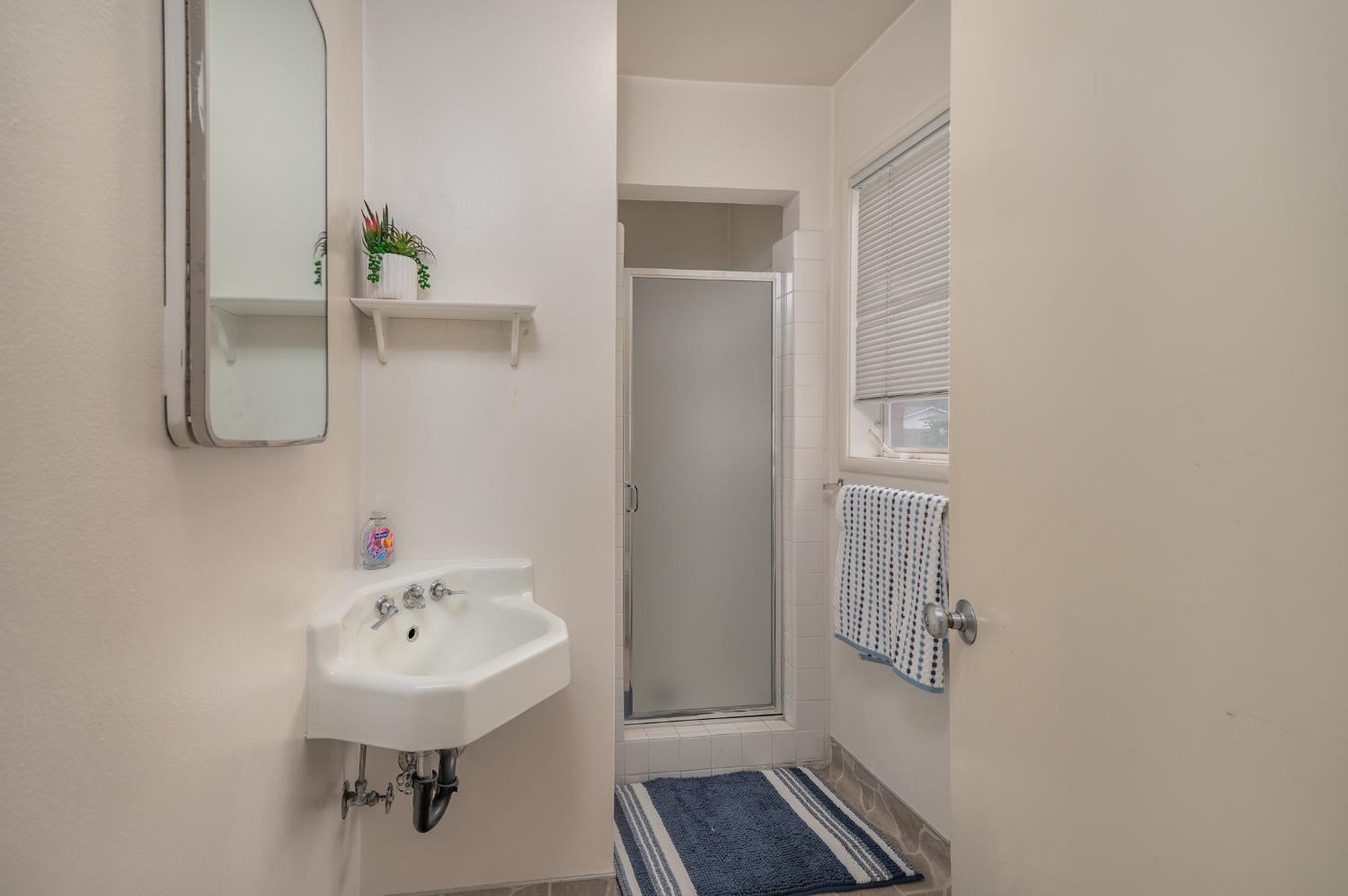 206 Meadow Ln, Modesto, CA 95351