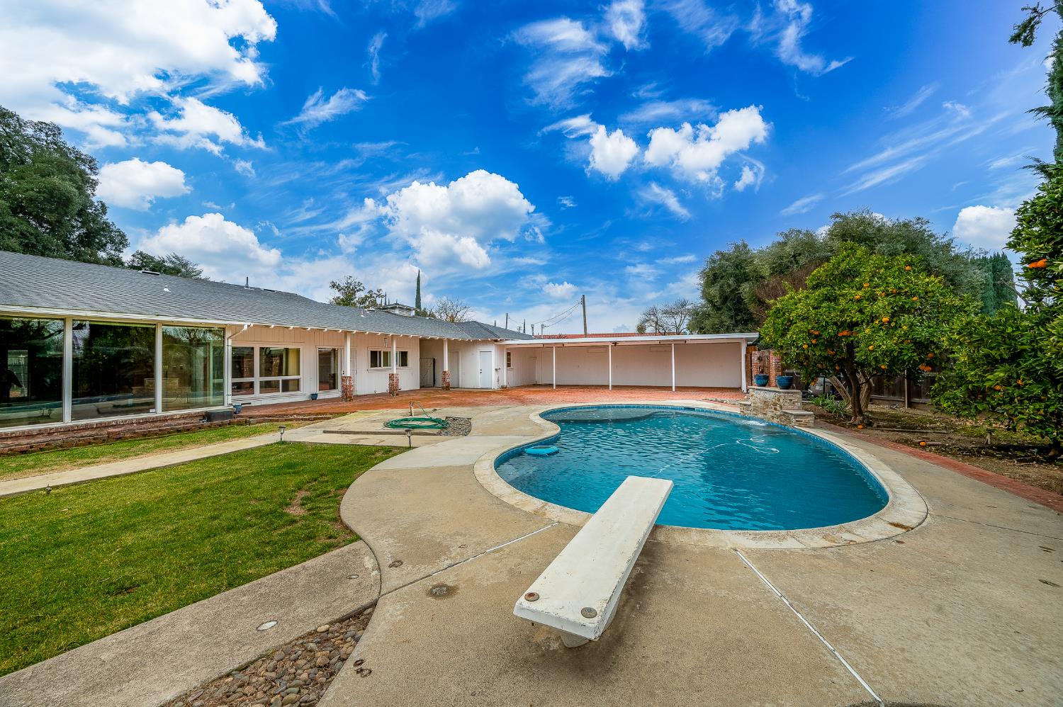 206 Meadow Ln, Modesto, CA 95351