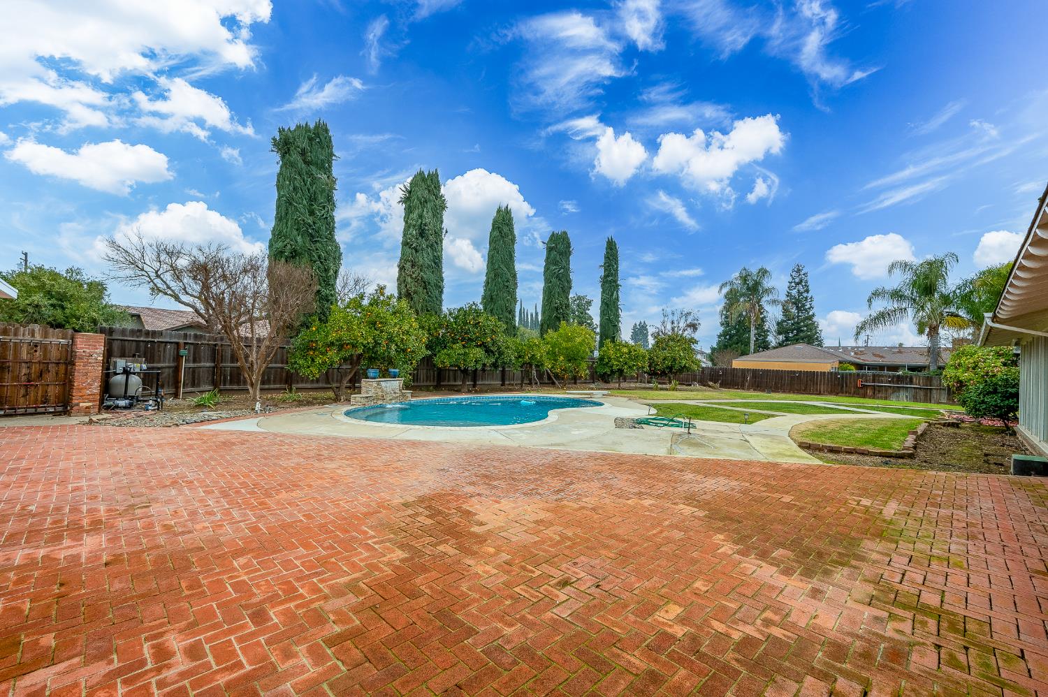 206 Meadow Ln, Modesto, CA 95351