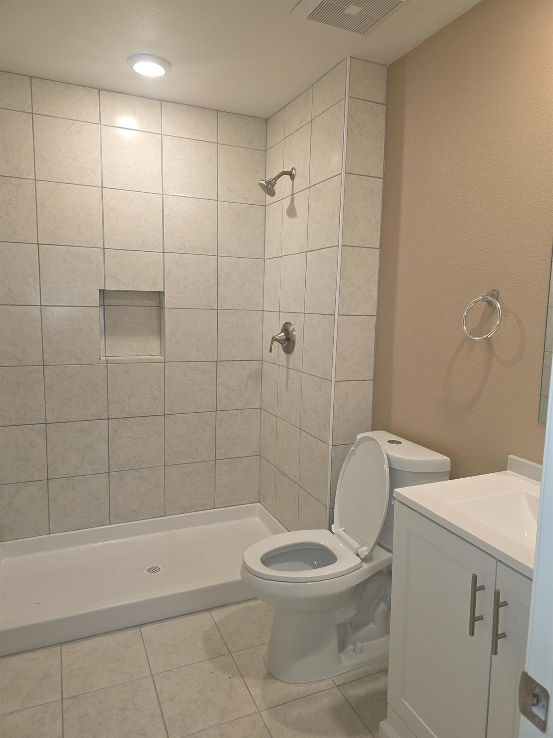 214 N Santa Clara St, Los Banos, CA 93635