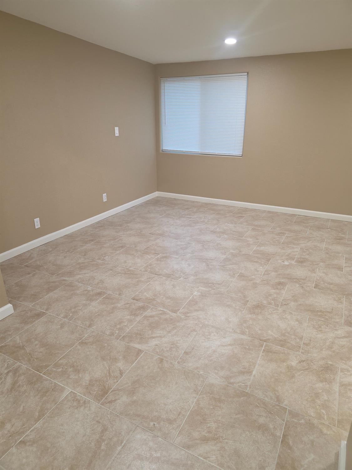 214 N Santa Clara St, Los Banos, CA 93635