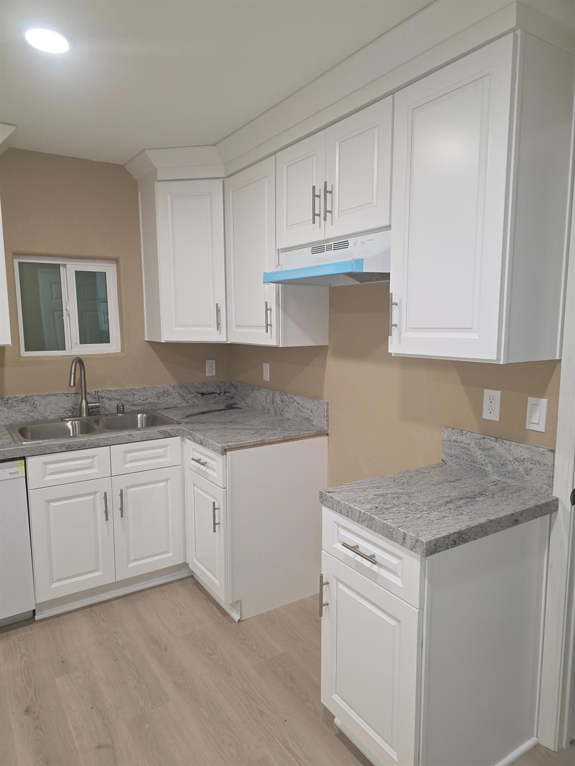 214 N Santa Clara St, Los Banos, CA 93635