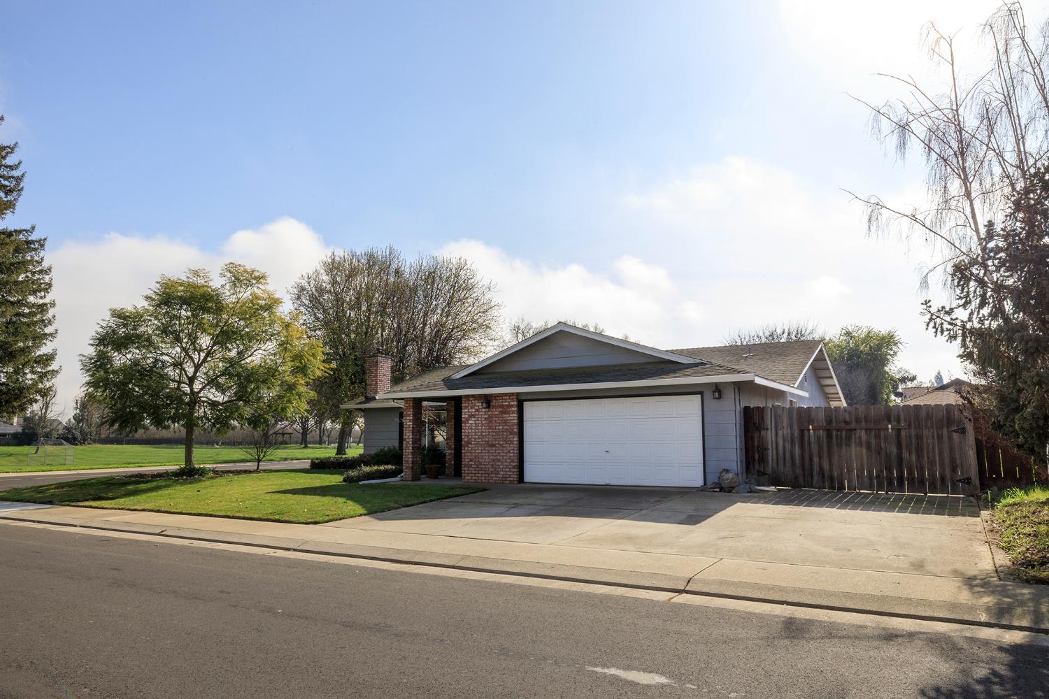 495 Valdapena Way, Escalon, CA 95320