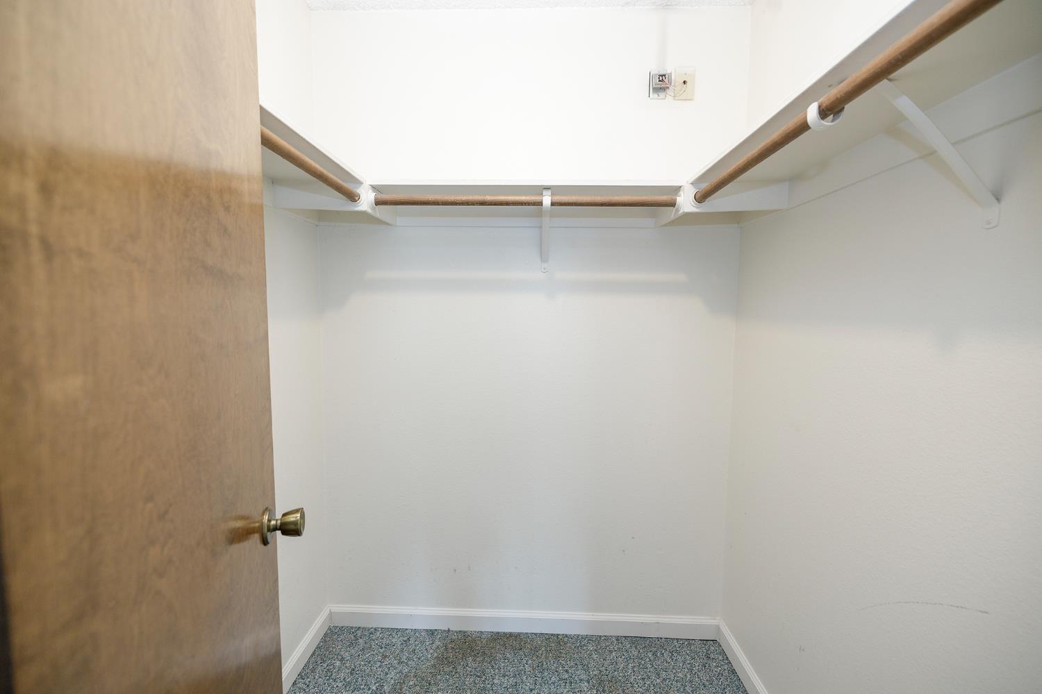 495 Valdapena Way, Escalon, CA 95320