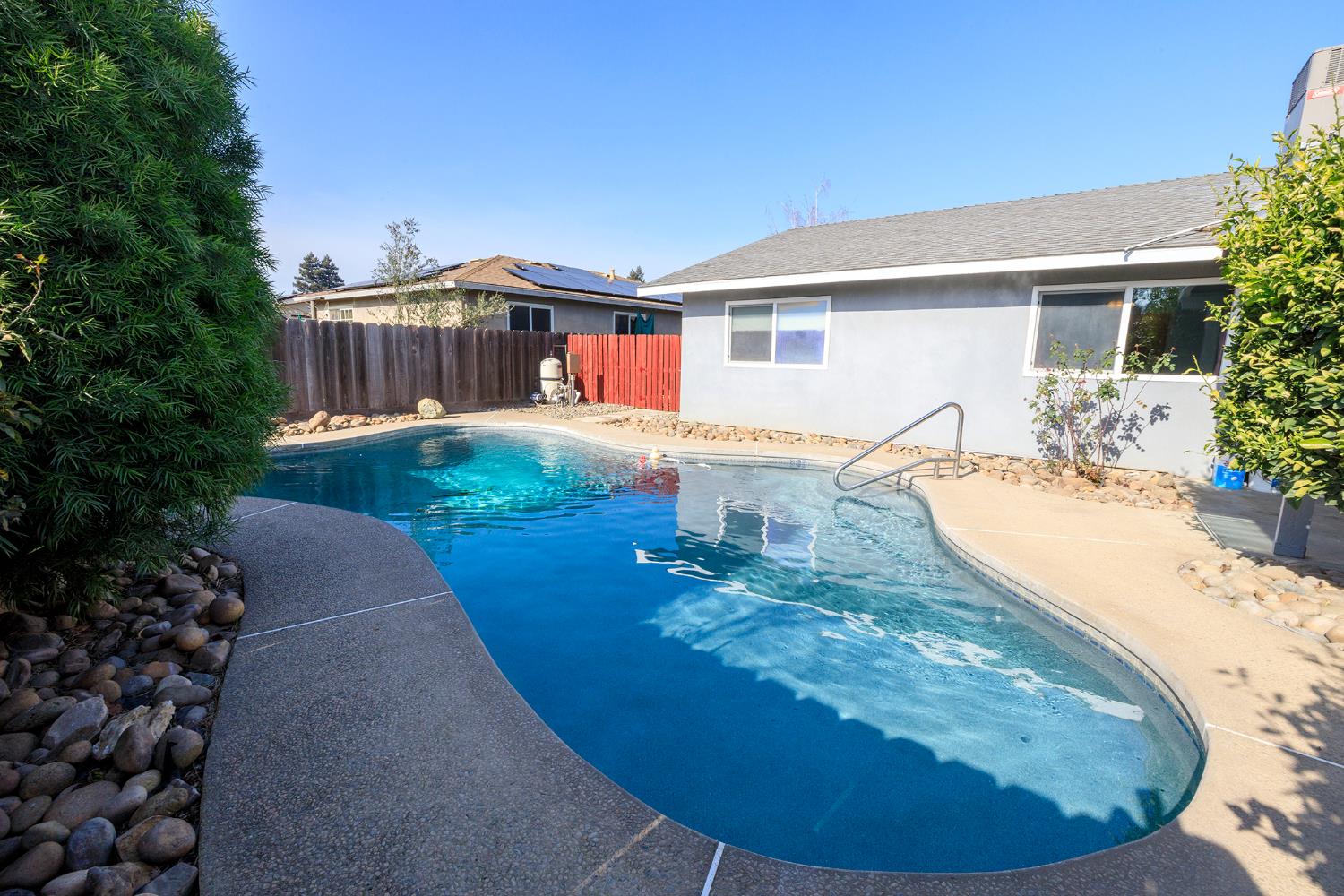 495 Valdapena Way, Escalon, CA 95320