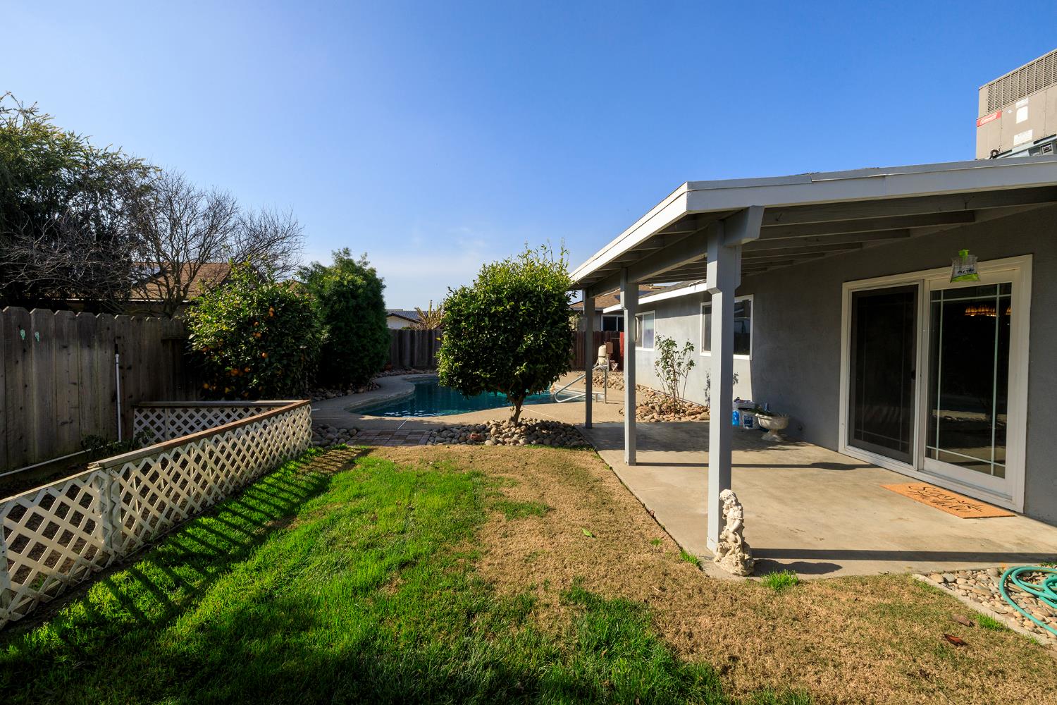 495 Valdapena Way, Escalon, CA 95320