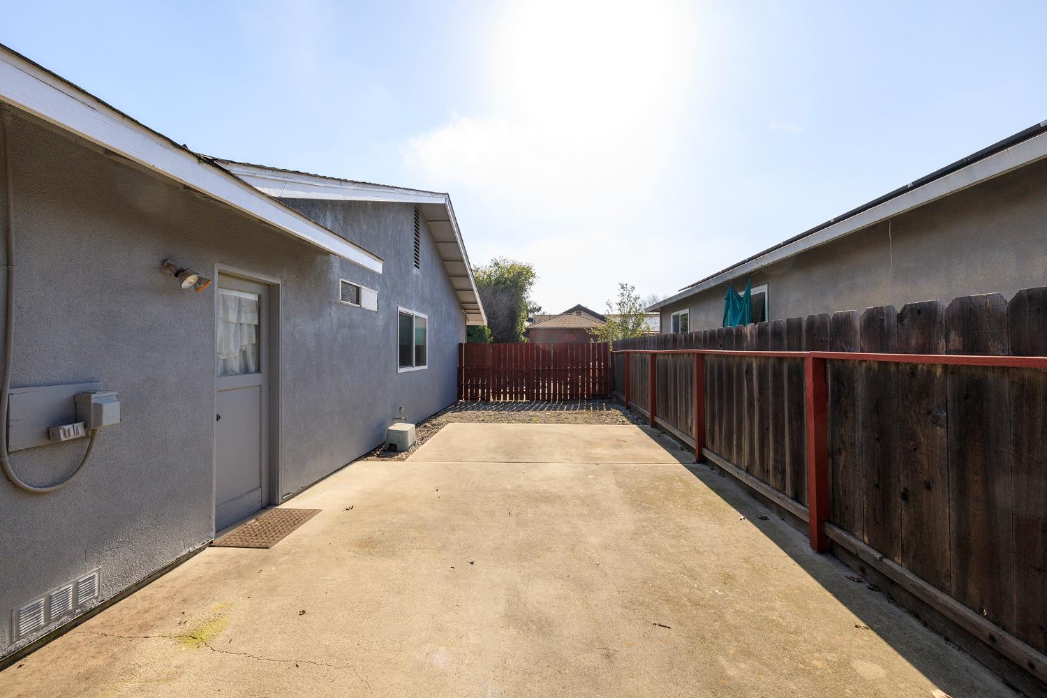 495 Valdapena Way, Escalon, CA 95320