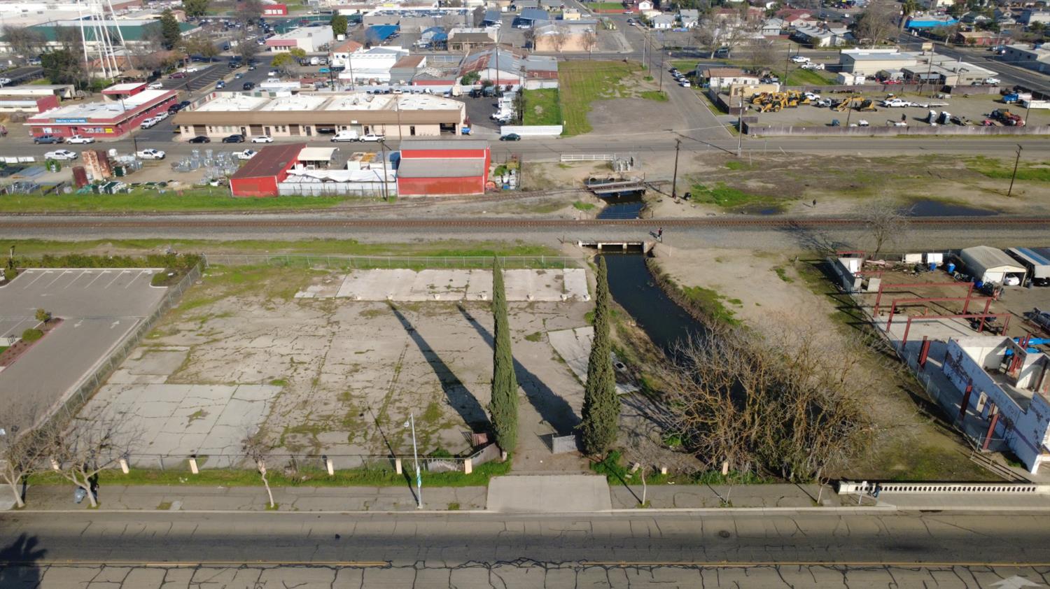 300 S Gateway Dr, Madera, CA 93637