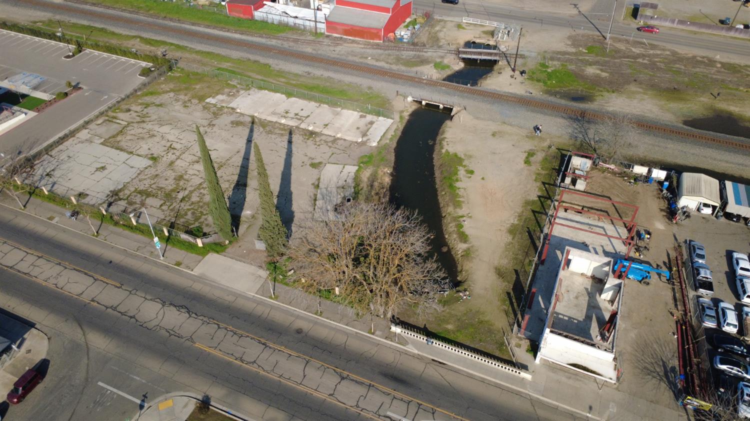 300 S Gateway Dr, Madera, CA 93637