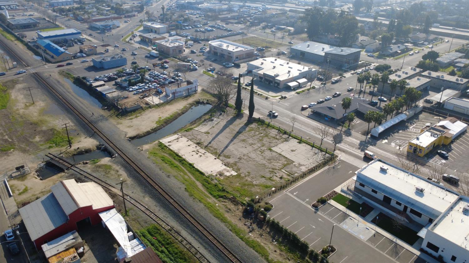 300 S Gateway Dr, Madera, CA 93637