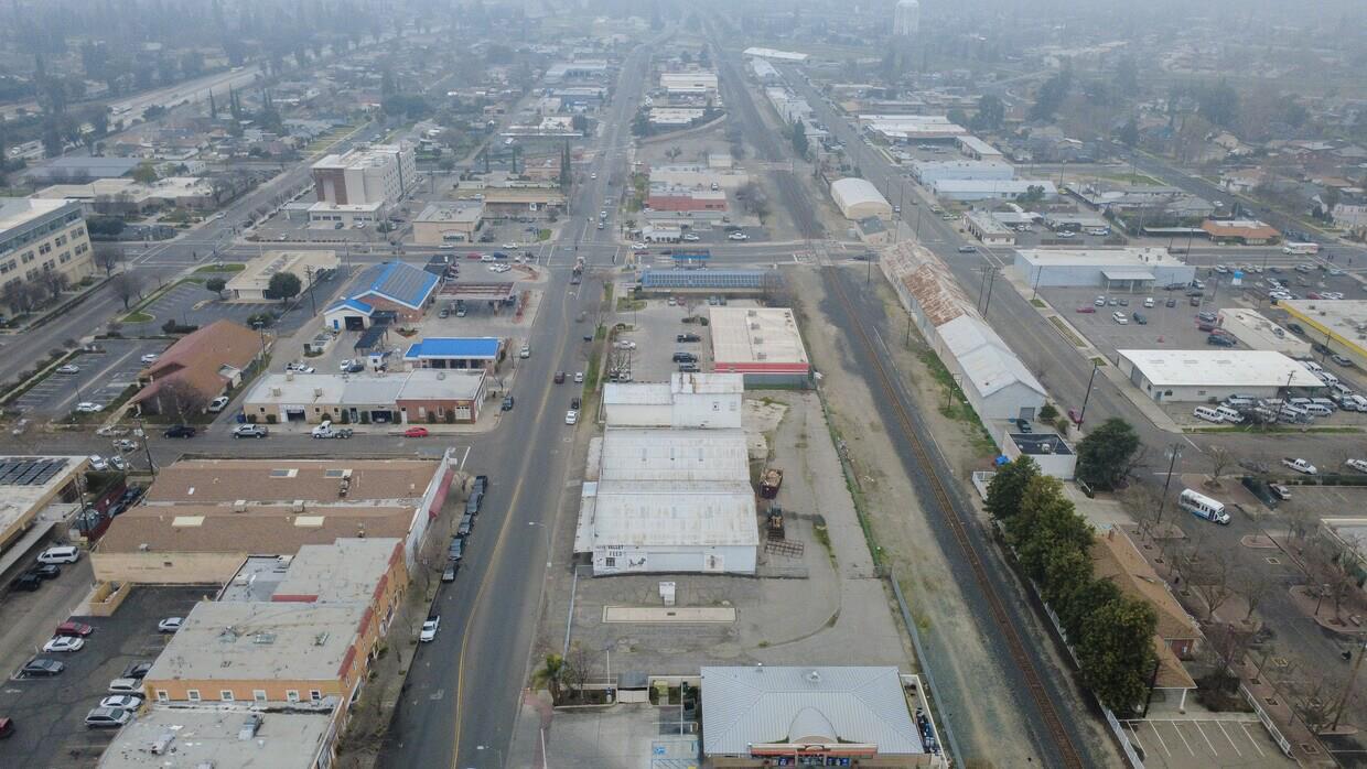 121 N Gateway Dr, Madera, CA 93637