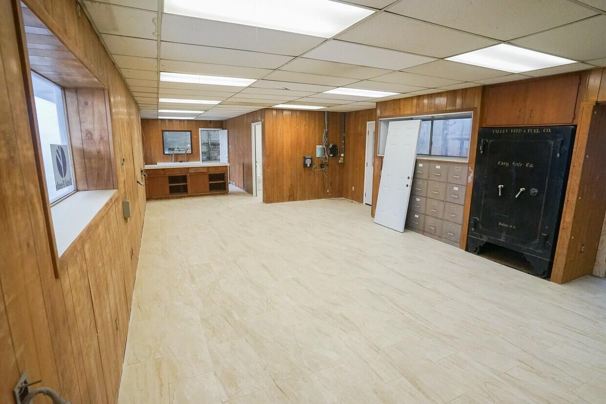 121 N Gateway Dr, Madera, CA 93637