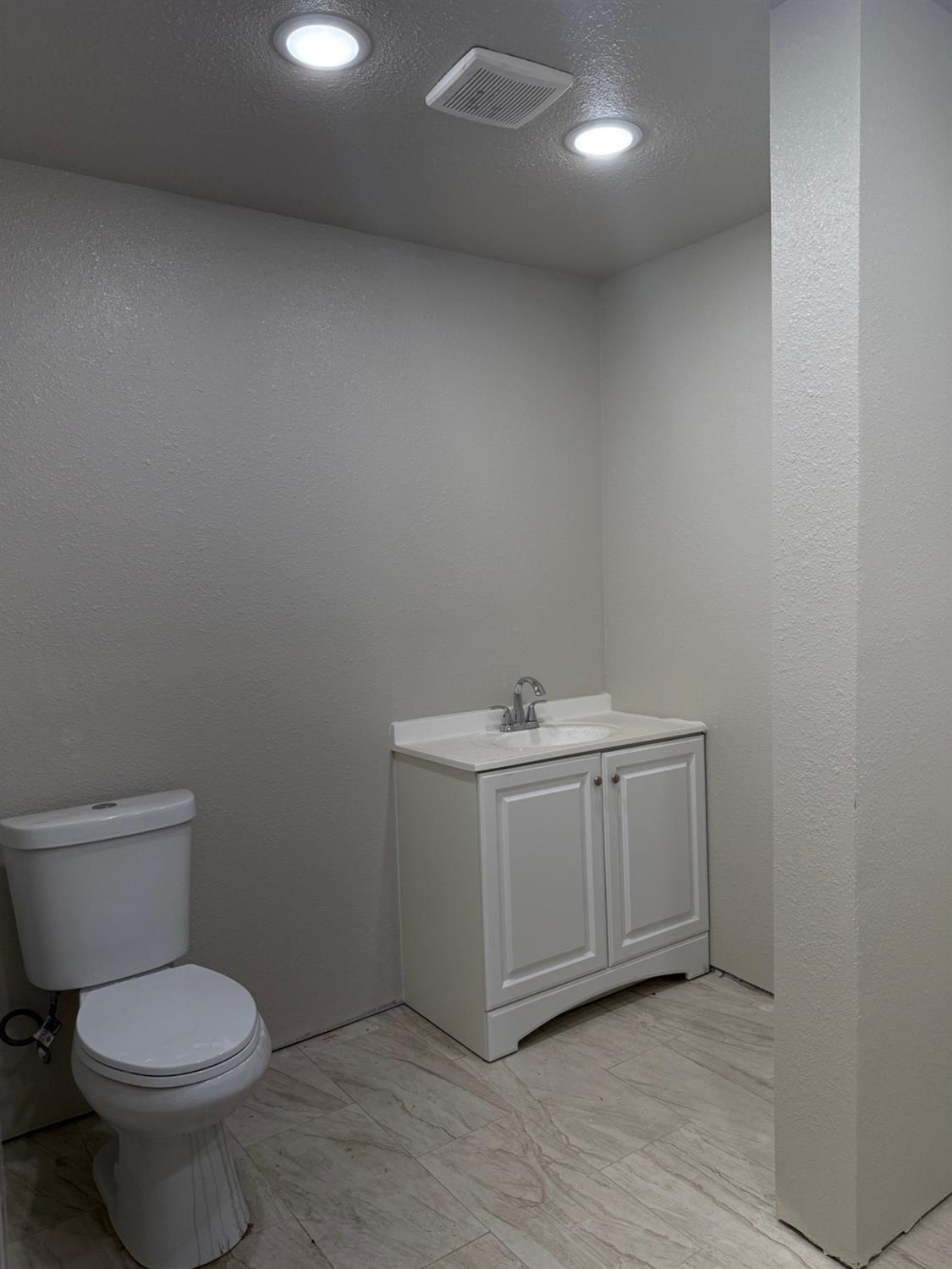 121 N Gateway Dr, Madera, CA 93637