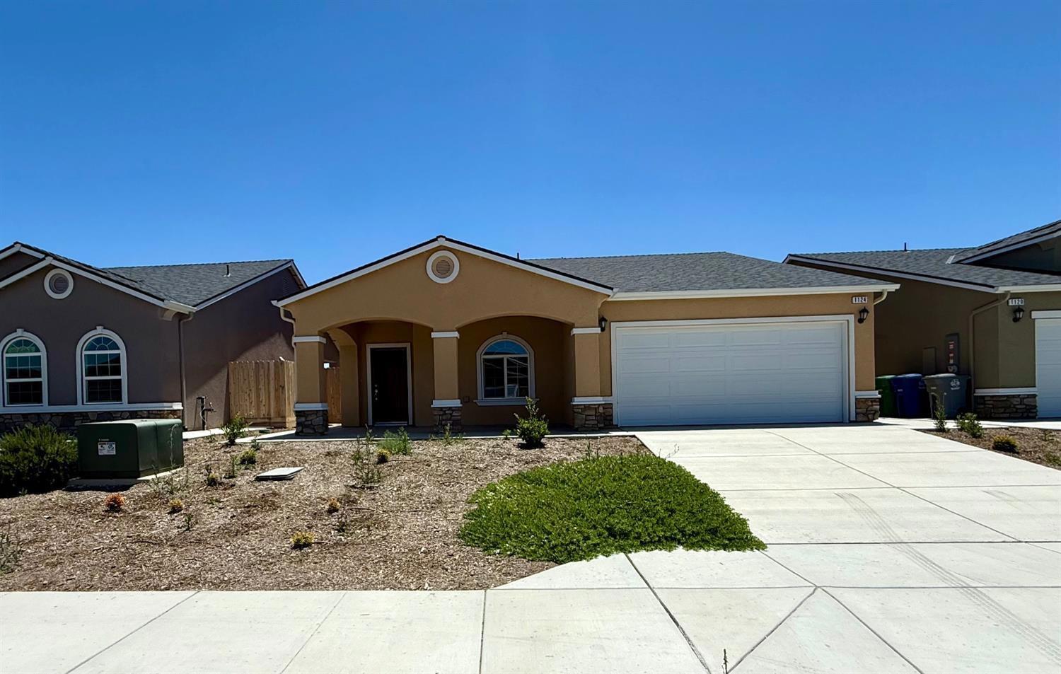 1124 E Orange St, Avenal, CA 93204