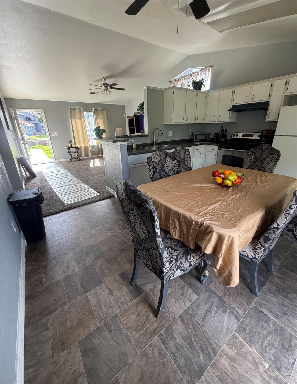 1352 N Saint Francis Dr, Los Banos, CA 93635